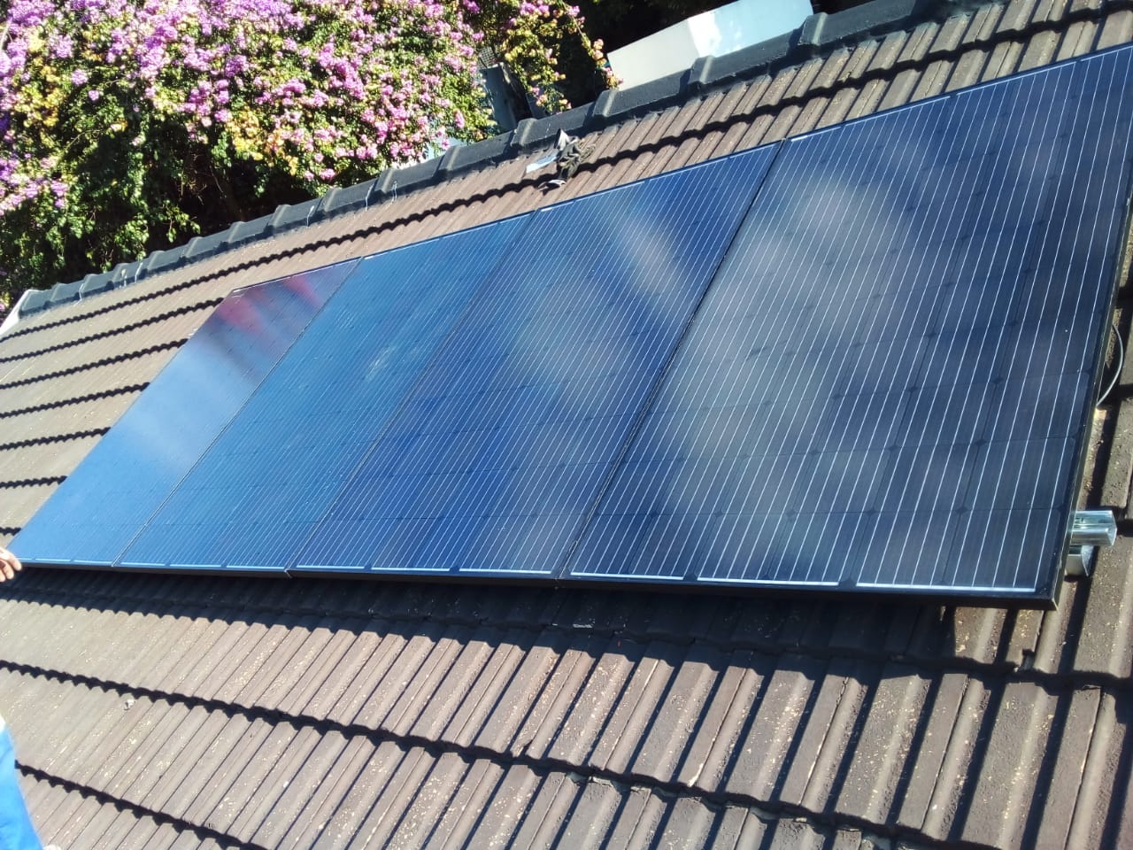 Solar Panels, Lithium batteries, Invertors, Automatics switch, Fuse, Gel Batteries, Cables, Light bulbs (8)