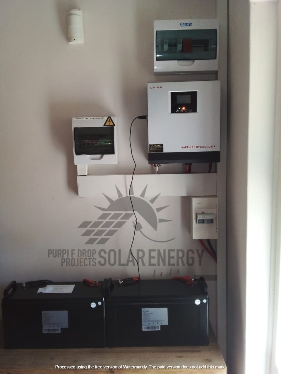 Solar Panels, Lithium batteries, Invertors, Automatics switch, Fuse, Gel Batteries, Cables, Light bulbs (8)