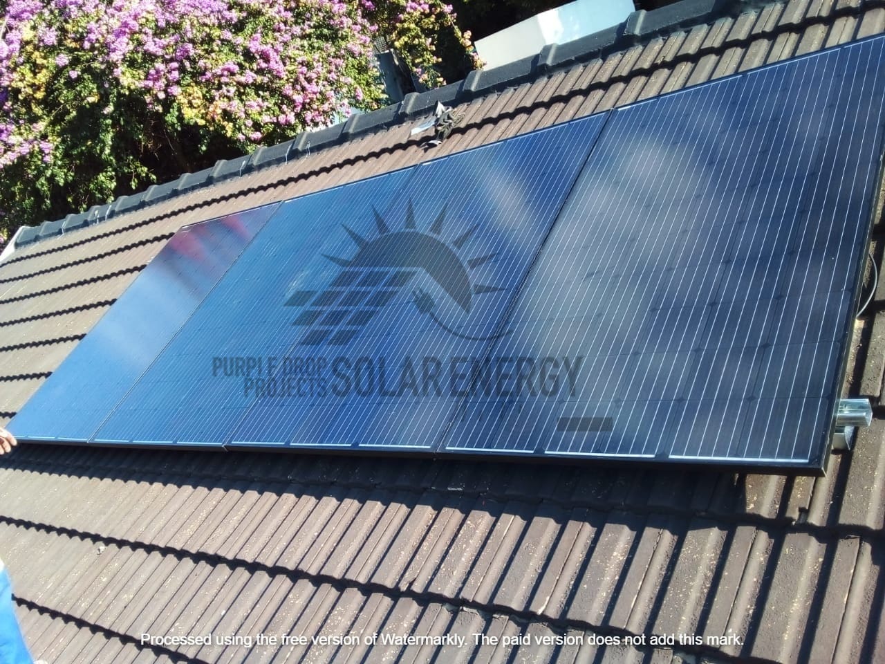 Solar Panels, Lithium batteries, Invertors, Automatics switch, Fuse, Gel Batteries, Cables, Light bulbs (8)